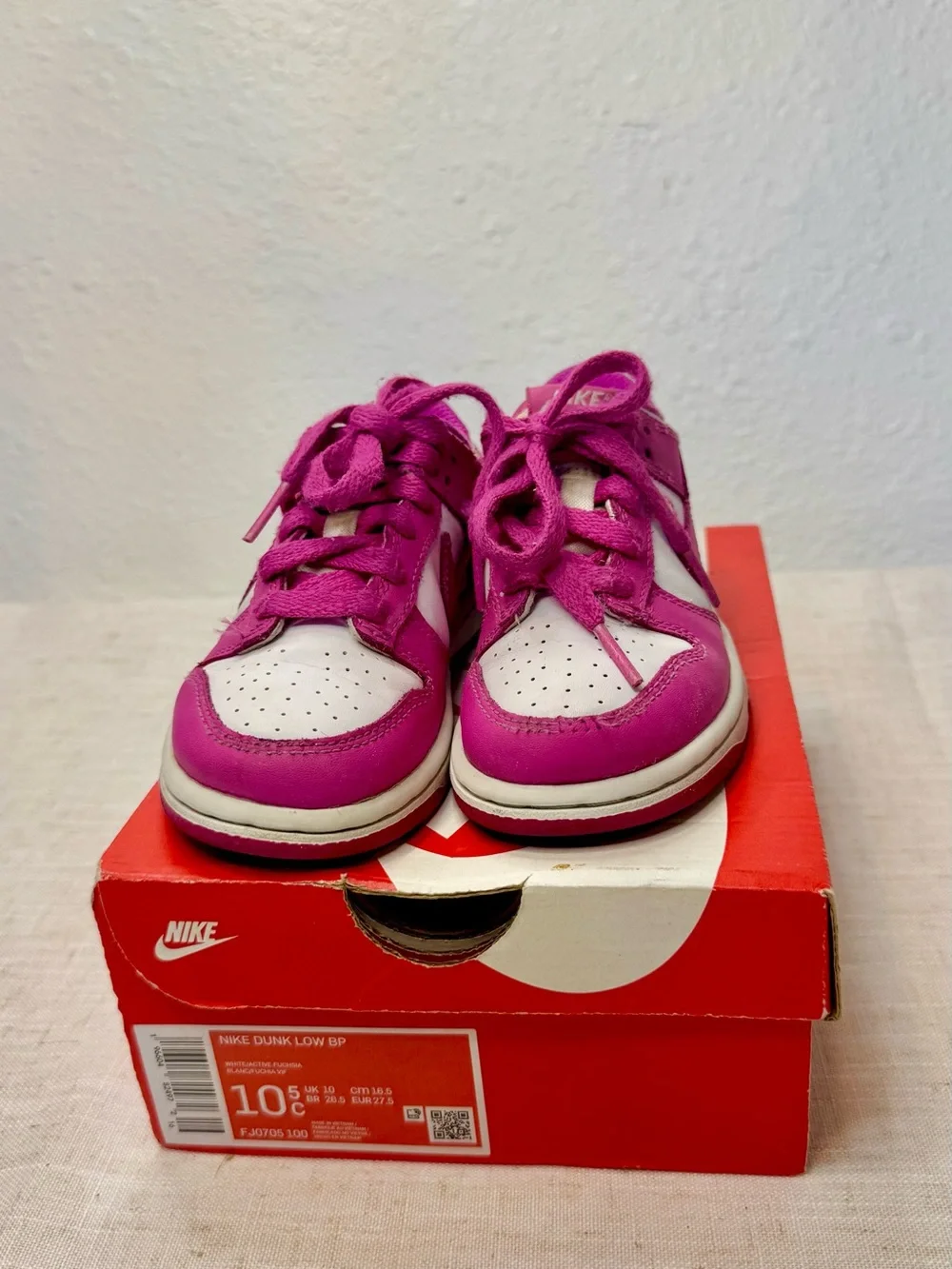 Nike Kids Low-Top Sneakers in Bright Magenta and White